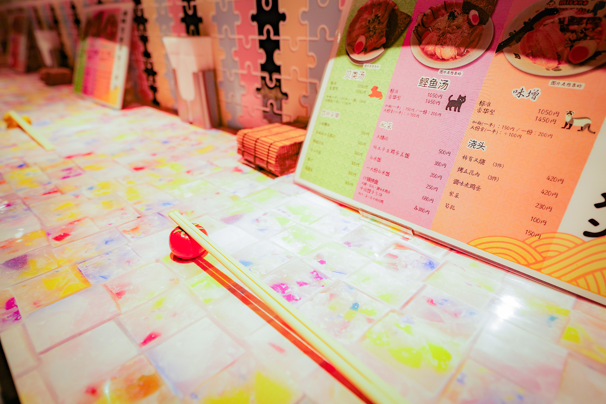 人類みなウチのラーメン 店内 オープンキッチン